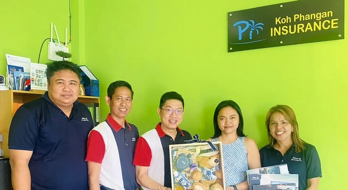 ทีมงาน Koh Phangan Insurance ที่สำนักงานบนเกาะพะงัน